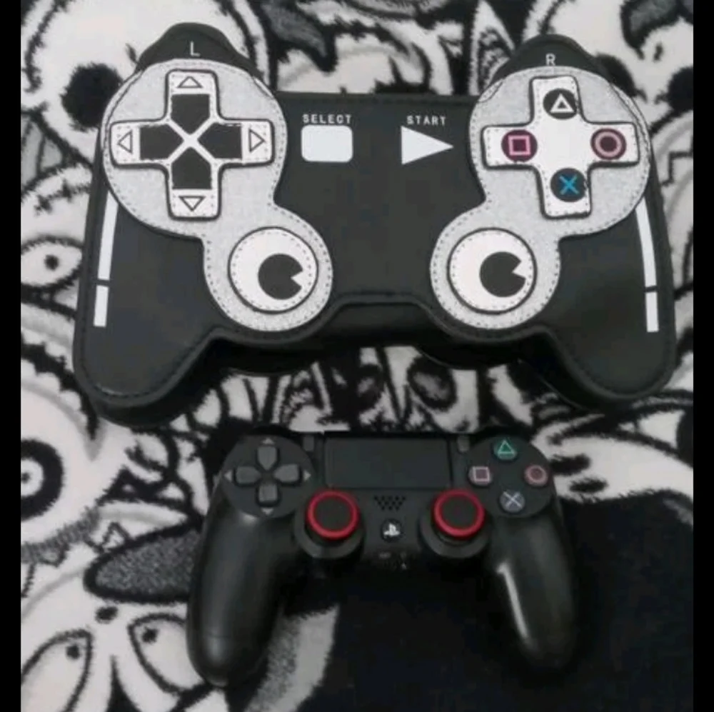Game Controller Crossbag - Picture 8 of 8